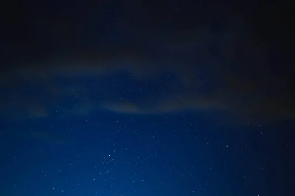 Céu Estrelado Azul Através Nuvens Cinzas — Fotografia de Stock