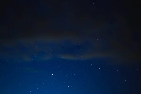 Mavi Yıldızlı Gökyüzü Gri Bulutlar Arasında — Stok fotoğraf