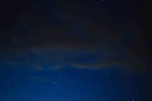 Modrá Hvězdnatá Obloha Přes Šedé Mraky — Stock fotografie