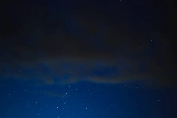 Céu Estrelado Azul Através Nuvens Cinzas — Fotografia de Stock