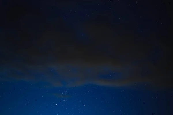 蓝蓝的星空穿过灰色的云彩 — 图库照片