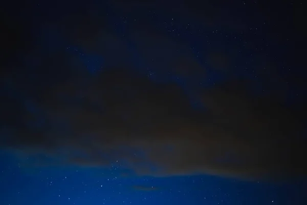 灰色の雲に青い星空 — ストック写真