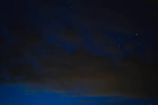 Ciel Étoilé Bleu Travers Des Nuages Gris — Photo