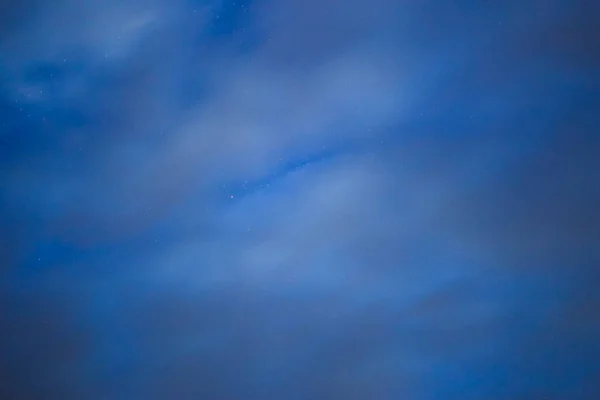 Голубое Звездное Небо Сквозь Серые Облака — стоковое фото