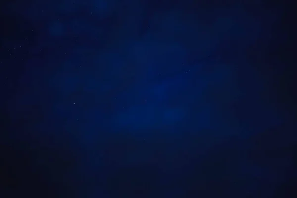Mavi Yıldızlı Gökyüzü Gri Bulutlar Arasında — Stok fotoğraf