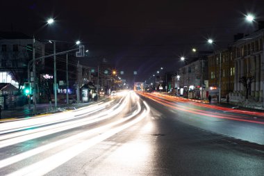 Gece kenti Ryazan 'da arabalardan hafif patikalar