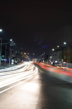 Gece kenti Ryazan 'da arabalardan hafif patikalar