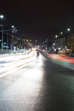 Gece kenti Ryazan 'da arabalardan hafif patikalar