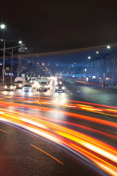 Gece kenti Ryazan 'da arabalardan hafif patikalar