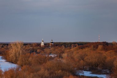 Ormanın ortasında gün batımında kilise
