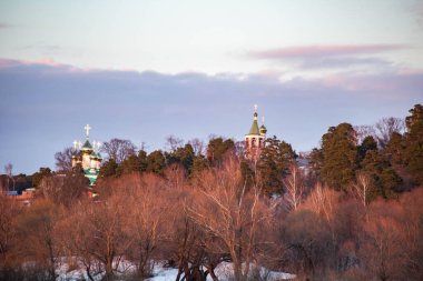Ormanın ortasında gün batımında kilise