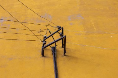 Duvardaki elektrik kabloları