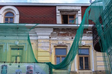 Ön cephe örgüsüyle kaplı bina