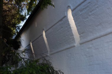 Manastırın beyaz duvarı