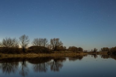 Gün batımından sonra nehir üzerinde gökyüzü