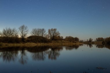 Gün batımından sonra nehir üzerinde gökyüzü