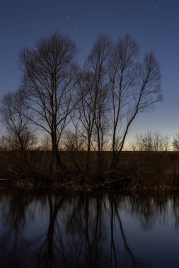 Gün batımından sonra nehir üzerinde gökyüzü