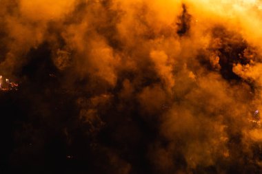 Baharda geceleri bir tarlada yanan otlar.