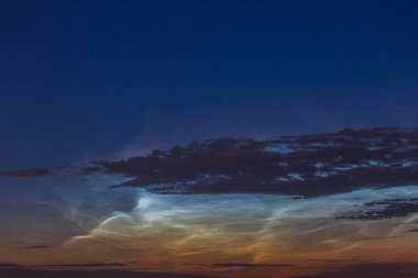 Gecenin geç saatlerinde gümüş bulutlar