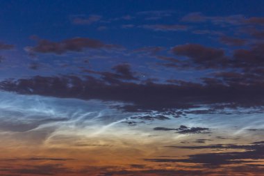 Gece yarısı gökyüzünde gece yarısı bulutları