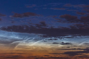 Gece yarısı gökyüzünde gece yarısı bulutları