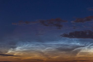 Gece yarısı gökyüzünde gece yarısı bulutları