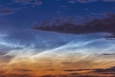 Gece yarısı gökyüzünde gece yarısı bulutları