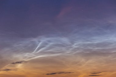 Gece yarısı gökyüzünde gece yarısı bulutları