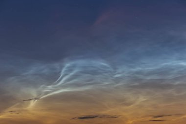 Gece yarısı gökyüzünde gece yarısı bulutları