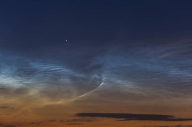 Gece yarısı gökyüzünde gece yarısı bulutları
