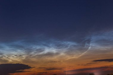 Gece yarısı gökyüzünde gece yarısı bulutları