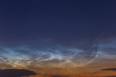 Gece yarısı gökyüzünde gece yarısı bulutları