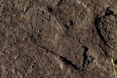 Ayakkabı izli ıslak zemin dokusu