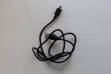 Telefonu şarj etmek için karışık kablo.