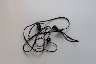 Telefonun için karışık siyah kulaklıklar.