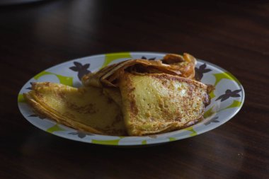 İnce kızarmış gözleme tabağı.