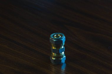 İki hortumu birbirine bağlamak için çatlak