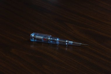 masadaki akımı kontrol eden bir fonksiyona sahip tornavida