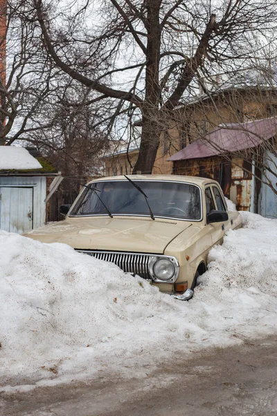 Старый Автомобиль Засыпало Снегом — стоковое фото