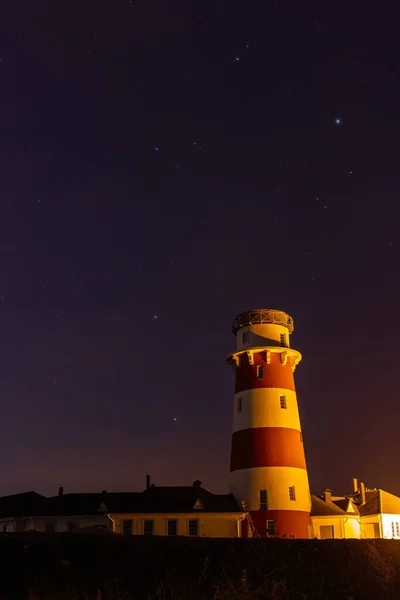Deniz feneri Gece gökyüzüne karşı