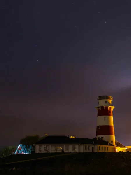 Latarnia Morska Morzu Przeciwko Nocnemu Niebu — Zdjęcie stockowe