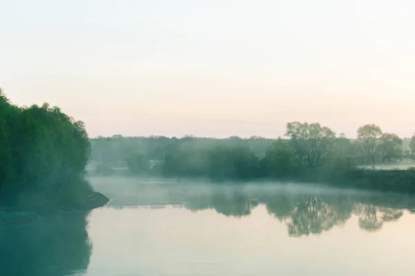 Dimma Tidigt Morgonen Över Floden — Stockfoto