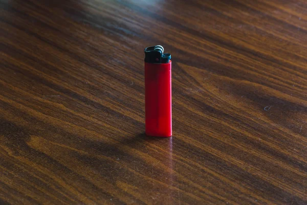 Encendedor Rojo Sobre Mesa —  Fotos de Stock