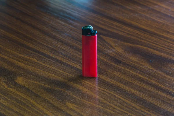 Encendedor Rojo Sobre Mesa —  Fotos de Stock