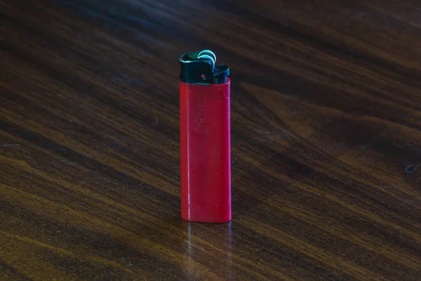 Briquet Rouge Sur Table — Photo