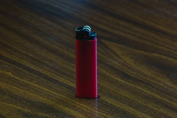 Rotes Feuerzeug Auf Dem Tisch — Stockfoto