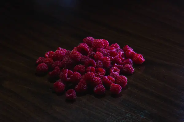 テーブルの上に赤いラズベリー — ストック写真