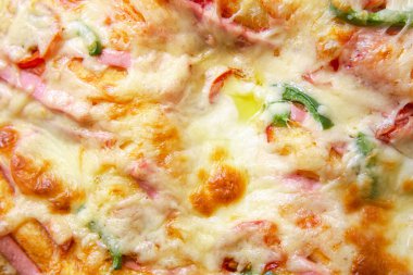 Bir dilim taze ev yapımı pizza yakın plan.