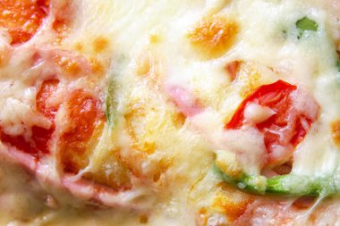 Bir dilim taze ev yapımı pizza yakın plan.