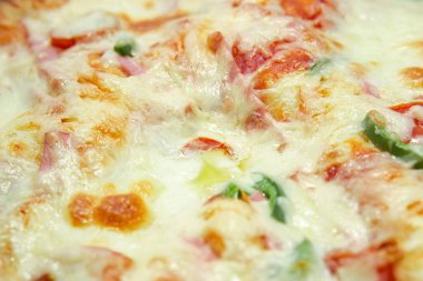 Sosisli ve peynirli ev yapımı pizza.